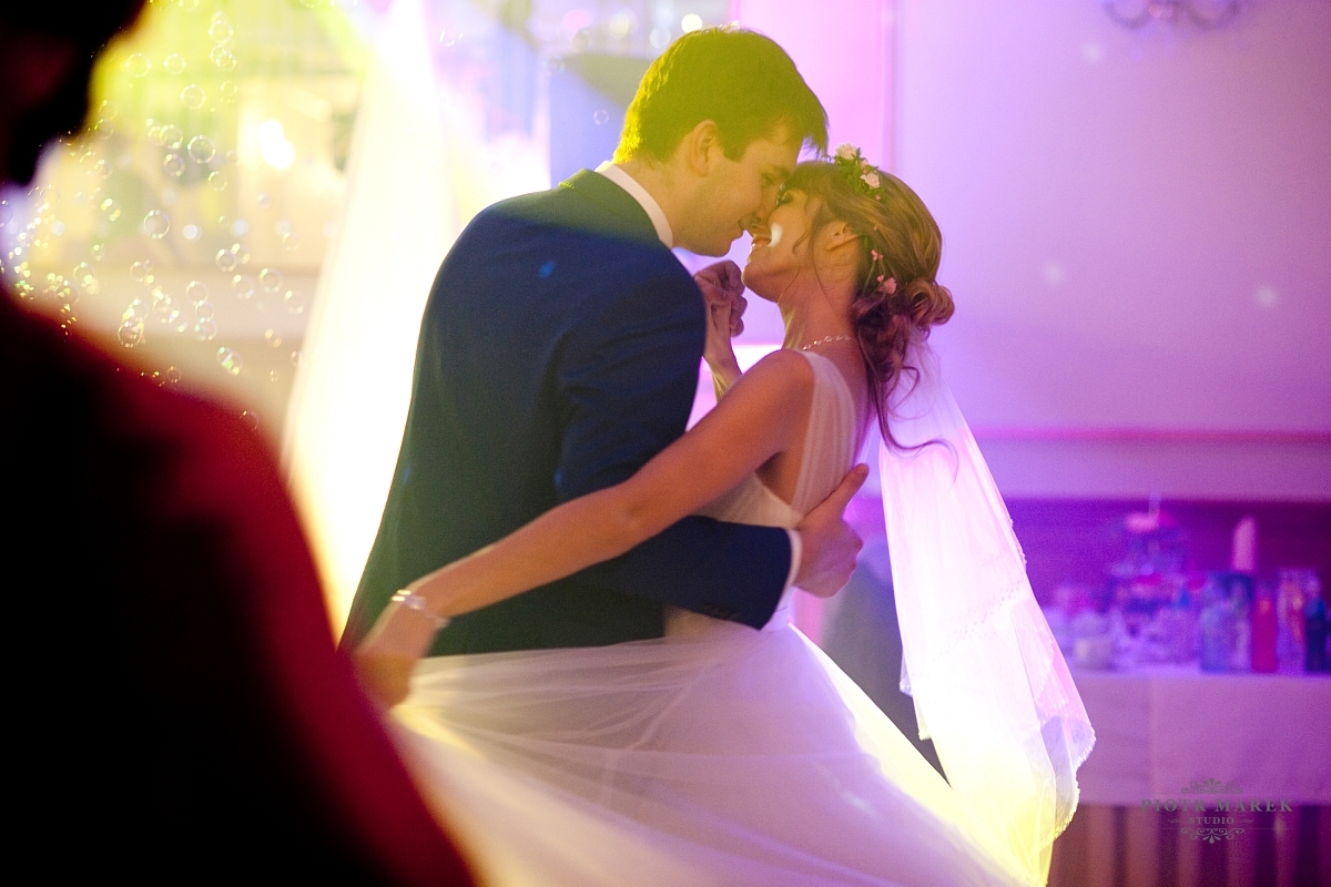 fotografia ślubna katowice - Młoda para razem tańczy