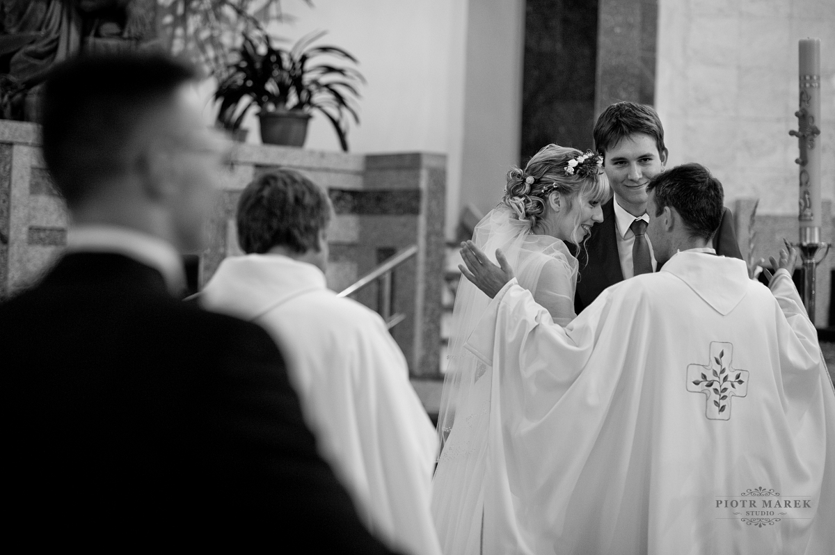 zdjęcia ślubne rybnik - Ksiądz gratuluje młodej parze
