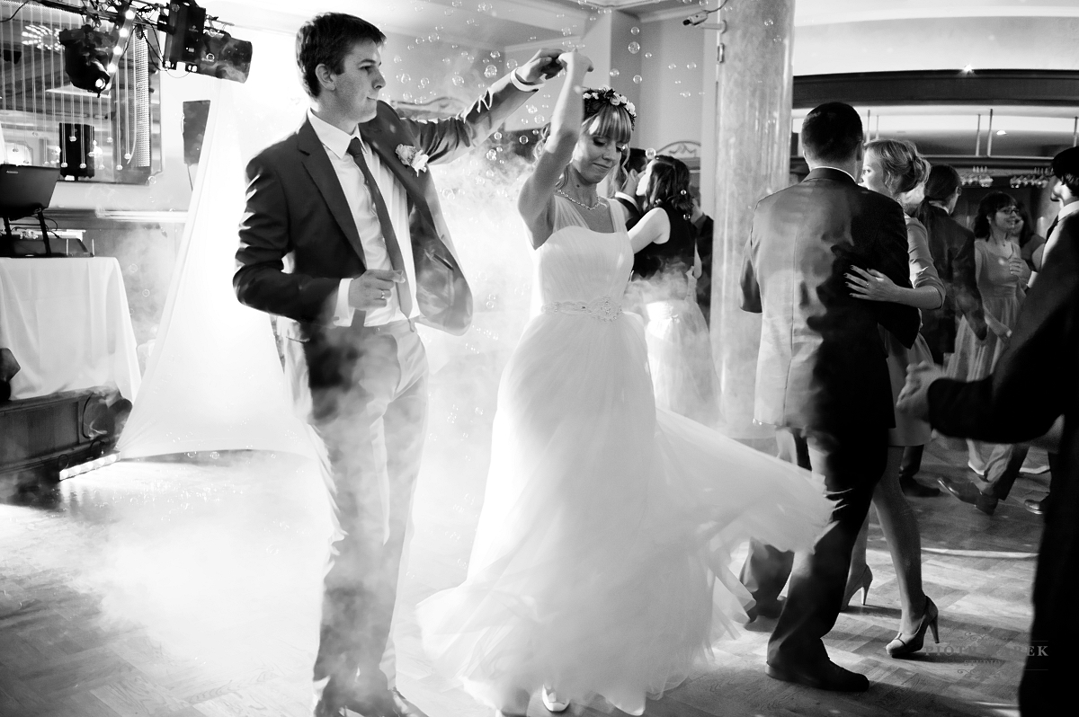 fotografia ślubna rybnik - Młoda para tańczy w bańkach mydlanych