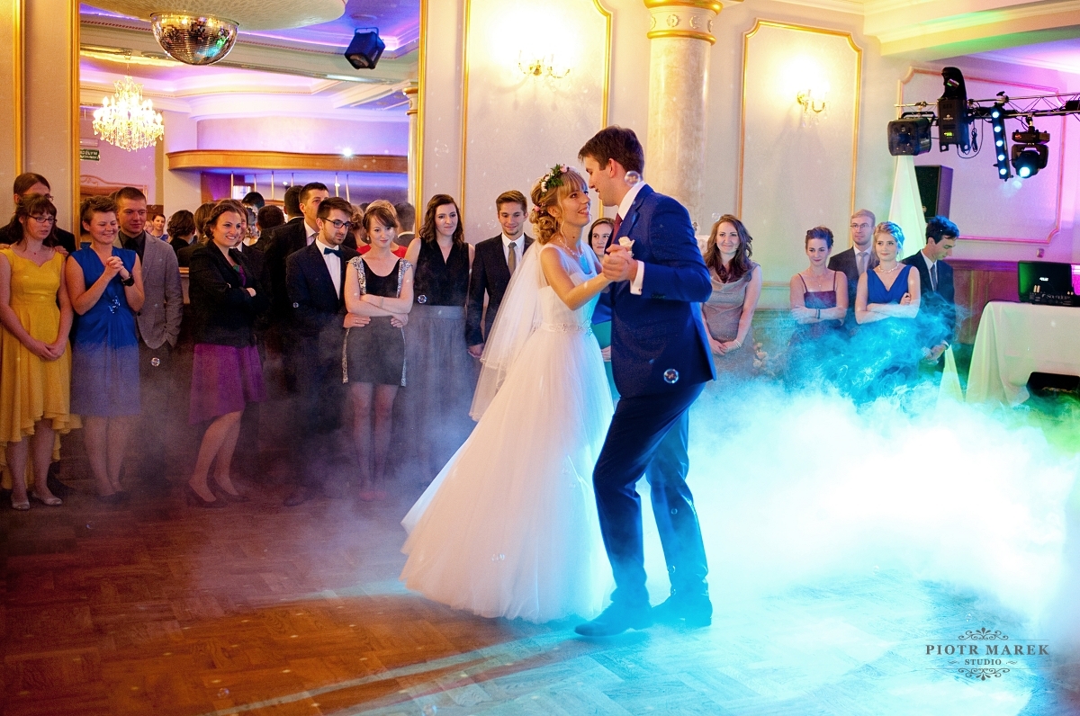 fotografia ślubna rybnik - Młoda para tańczy swój pierwszy taniec