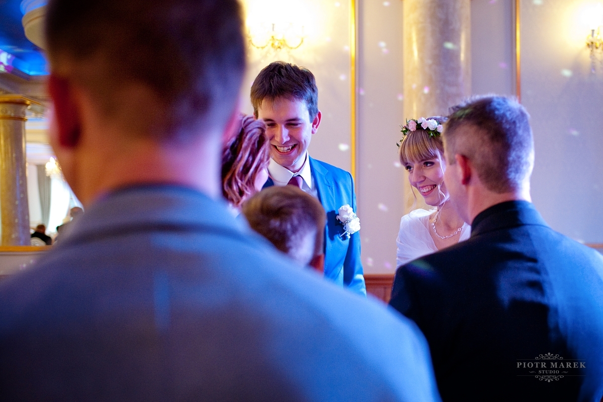 fotografia ślubna gliwice - Goście składają gratulacje młodej parze