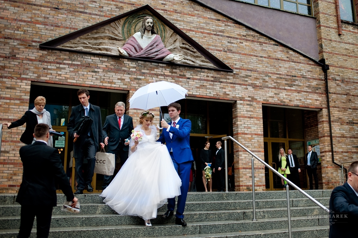 fotografia ślubna katowice - Młoda para opuszcza kościół