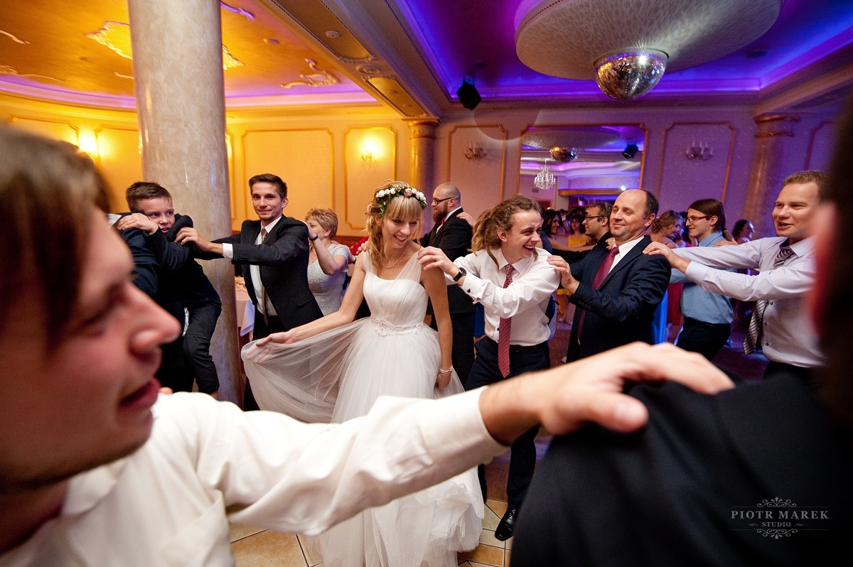 zdjęcia ślubne rybnik - Wszyscy tworzą pociąg