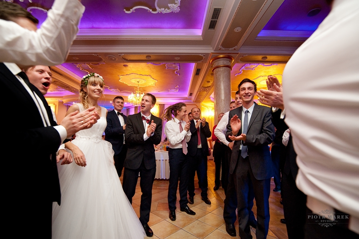 fotografia ślubna sosnowiec - Wszyscy biją brawa pani mlodej