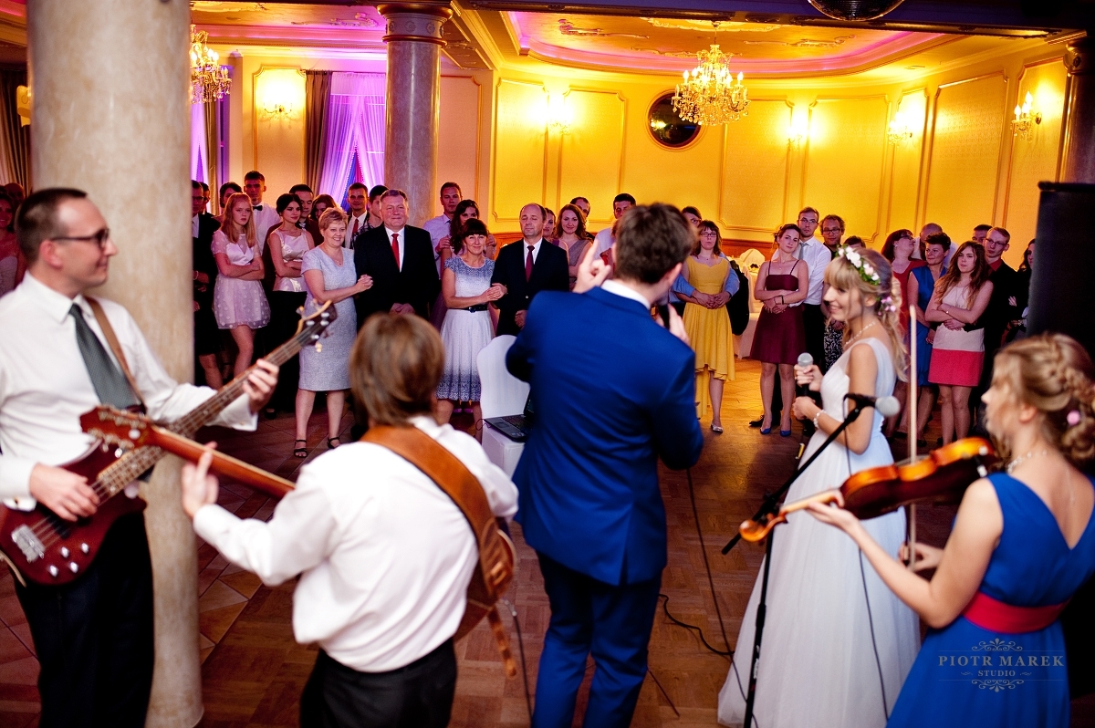 fotografia ślubna sosnowiec - Młoda para śpiewa piosenkę