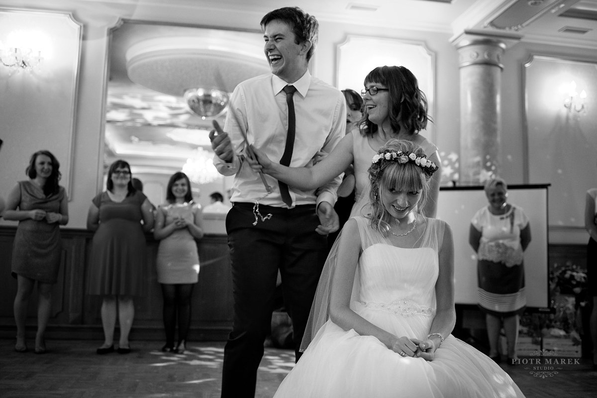 zdjęcia ślubne rybnik - Próba ściągnięcia welonu