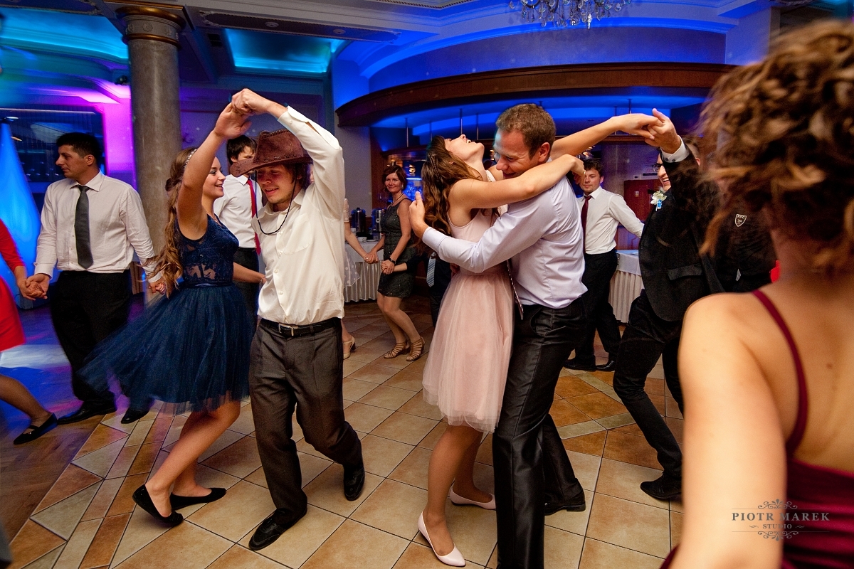 fotografia ślubna zabrze - Wygłupy i świetna zabawa