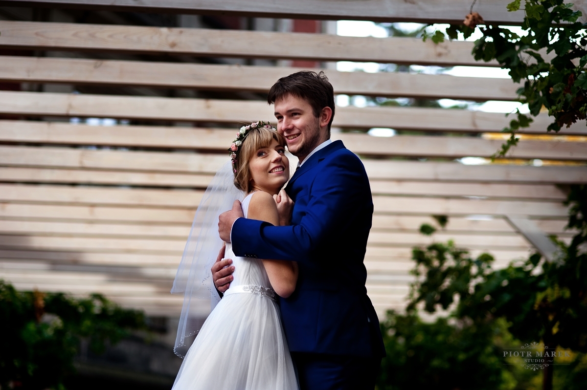 fotografia ślubna gliwice - Panna młoda w objęciach pana mlodego