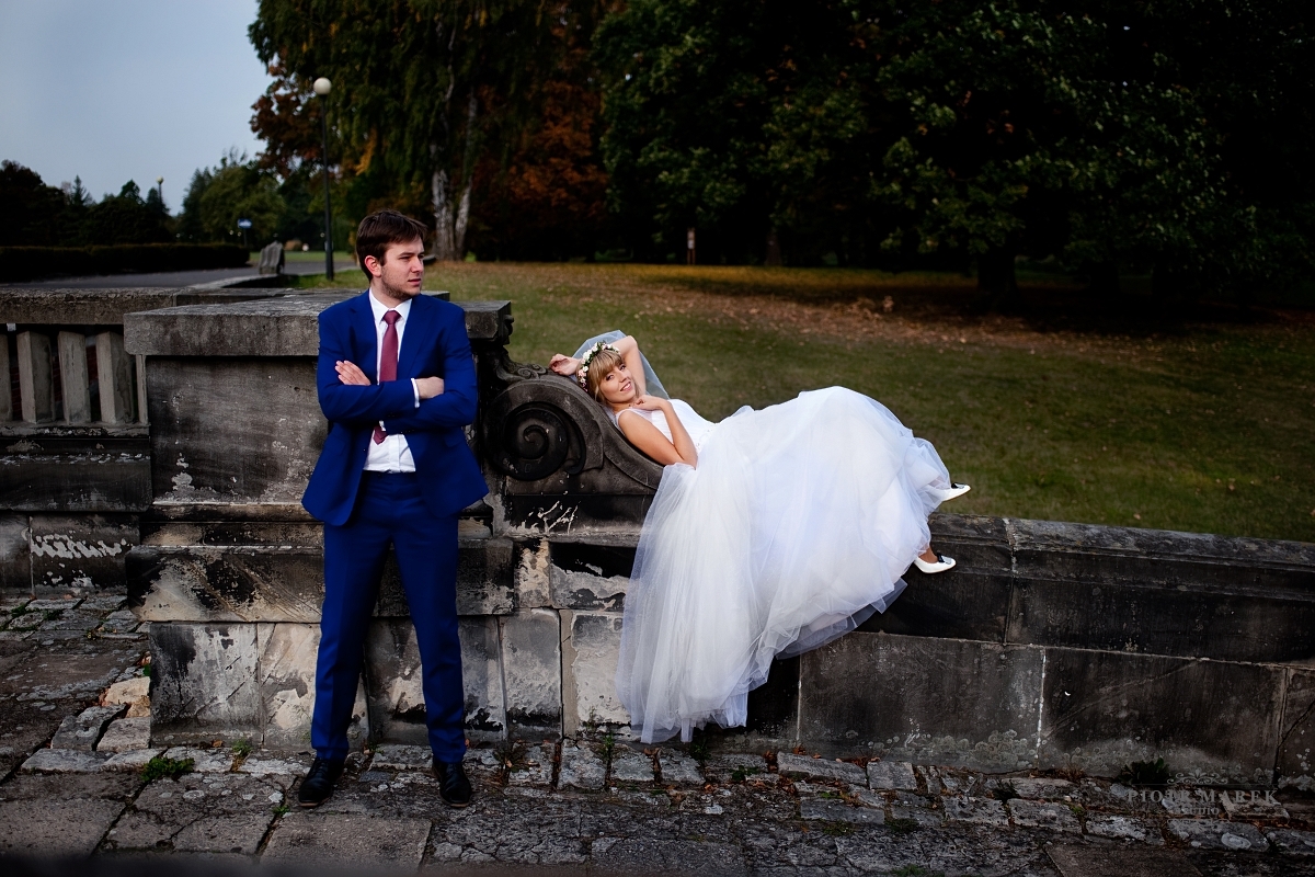 fotograf ślubny śląsk - Panna młoda leży na murze