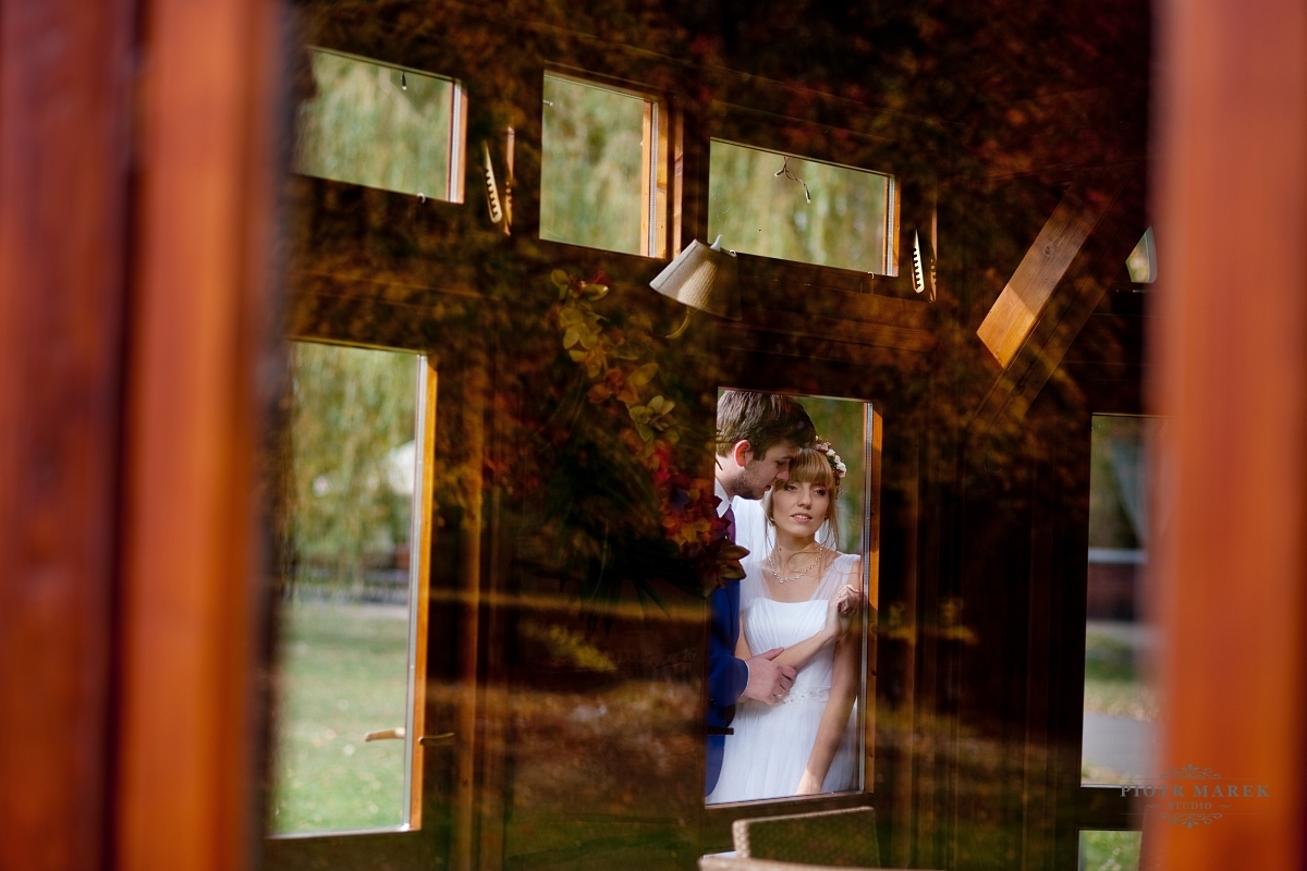 fotograf ślubny rybnik - Młoda para za oknem