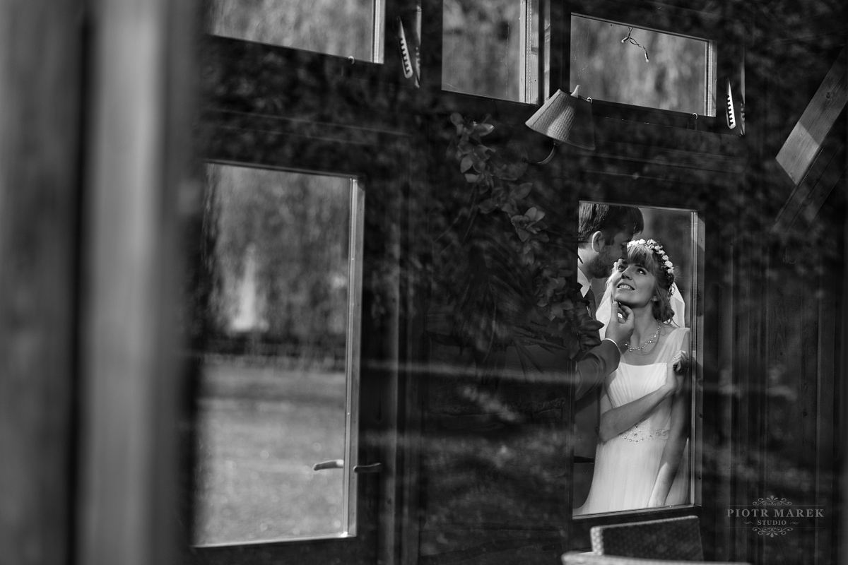 fotografia ślubna zabrze - Młoda para za oknem