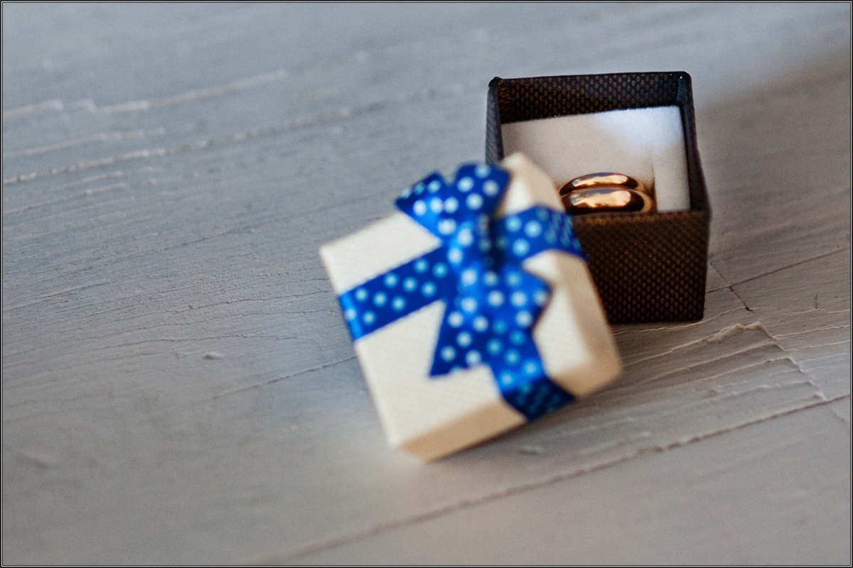 fotografia ślubna sosnowiec - W pudeleczku znajdują się obrączki, które niebawem nałożą sobie nowożeńcy