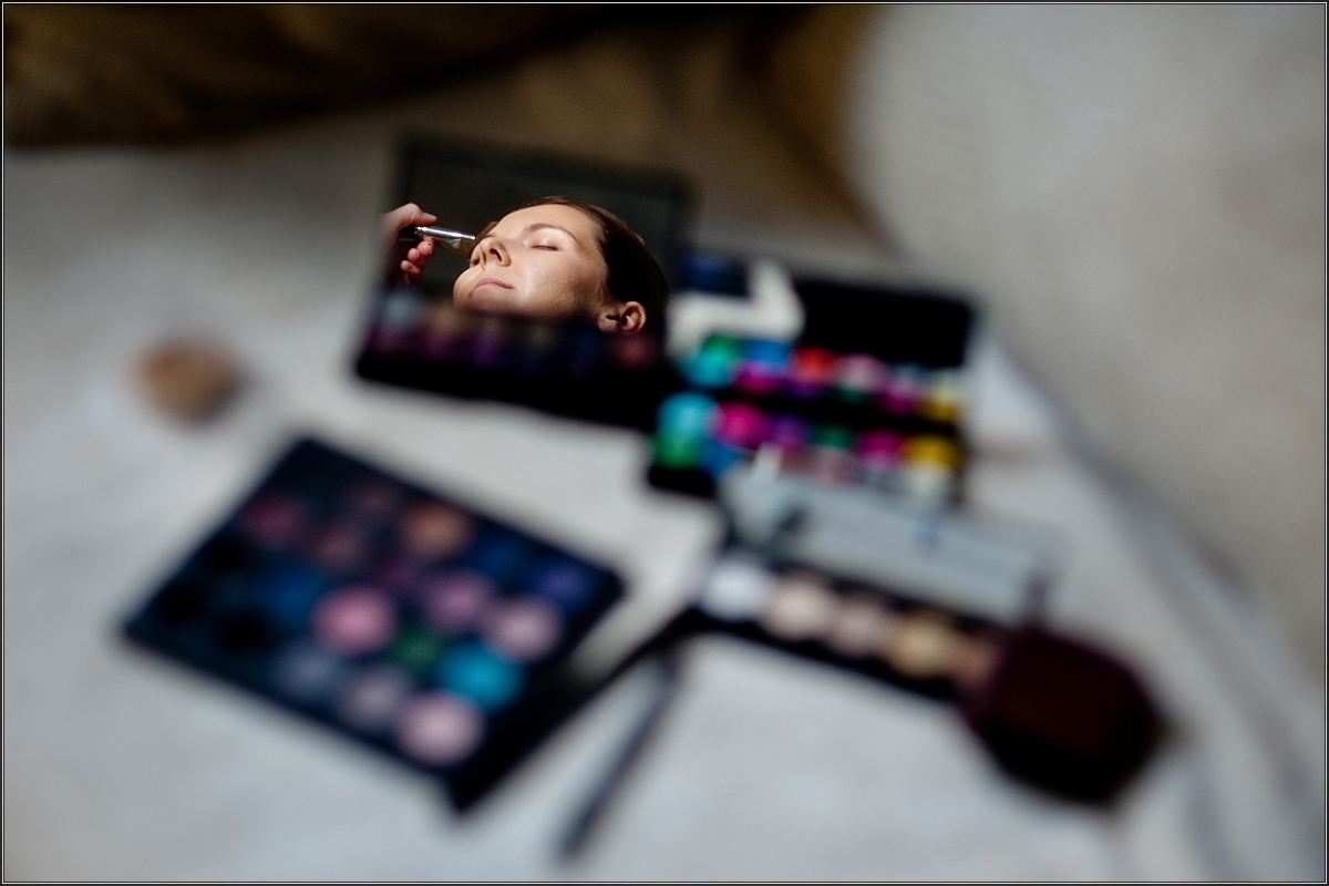 zdjęcia ślubne rybnik - Na powieki zostają nakładane cienie do powiek