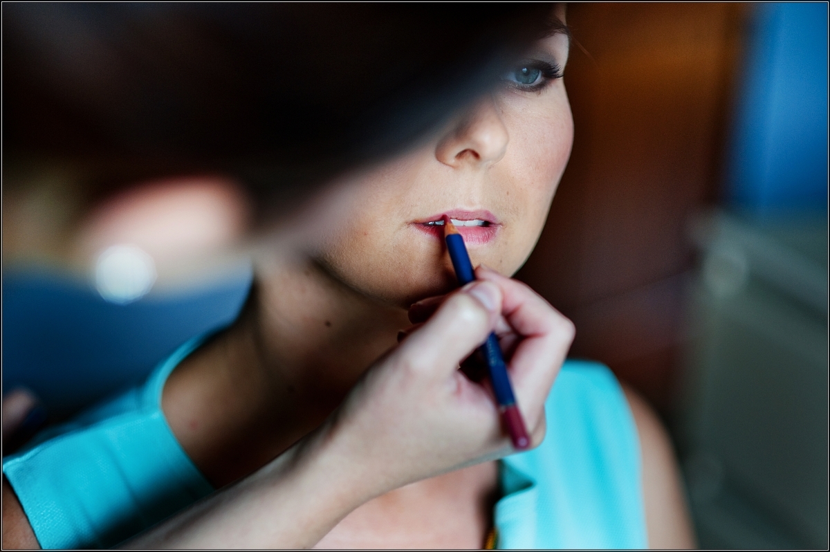 fotografia ślubna śląsk - Makijażystka za pomocą konturówki wyznacza kształt ust panny młodej