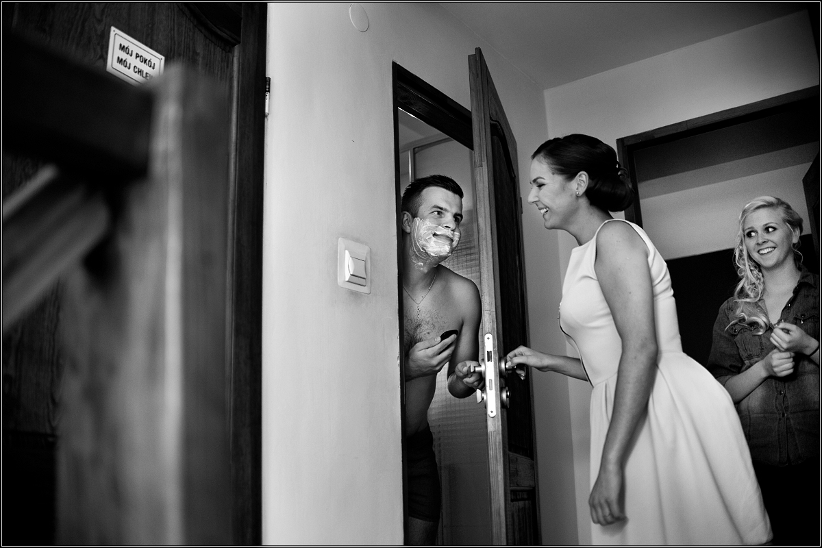 fotografia ślubna gliwice - Pan młody też musi się przygotować na tak ważny dzień