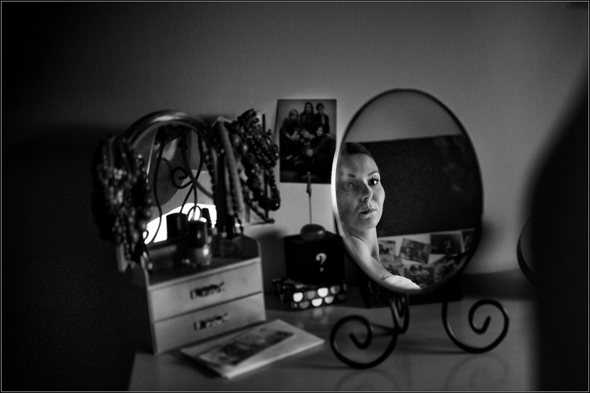 fotografia ślubna gliwice - Panna młoda przygotowuje się do ślubu