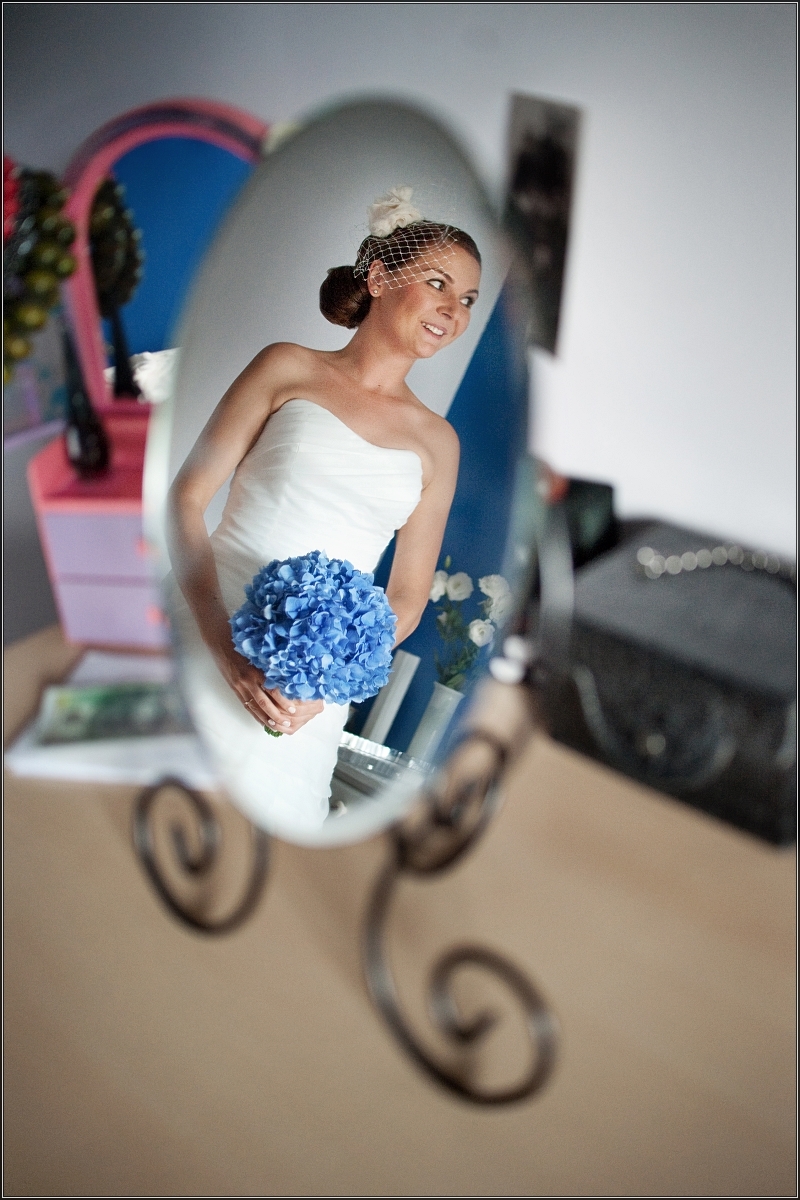 fotograf ślubny rybnik - Po wykonaniu makijażu, panna młoda może zobaczyć efekty w lusterku