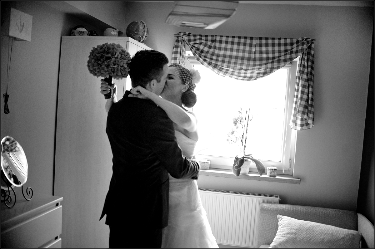 fotgraf ślubny śląsk - Młoda para obdarza się pocałunkiem