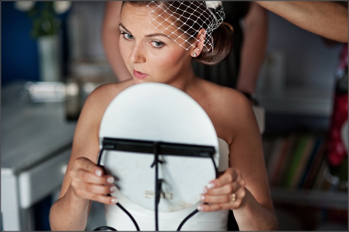 fotograf ślubny rybnik - Po wykonaniu makijażu, panna młoda może zobaczyć efekty w lusterku