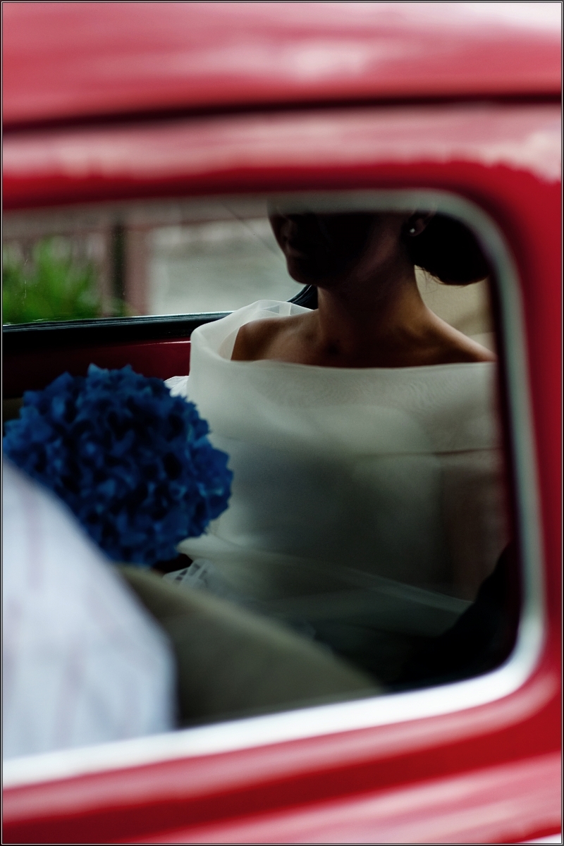 fotograf ślubny katowice - Panna młoda wsiada do samochodu