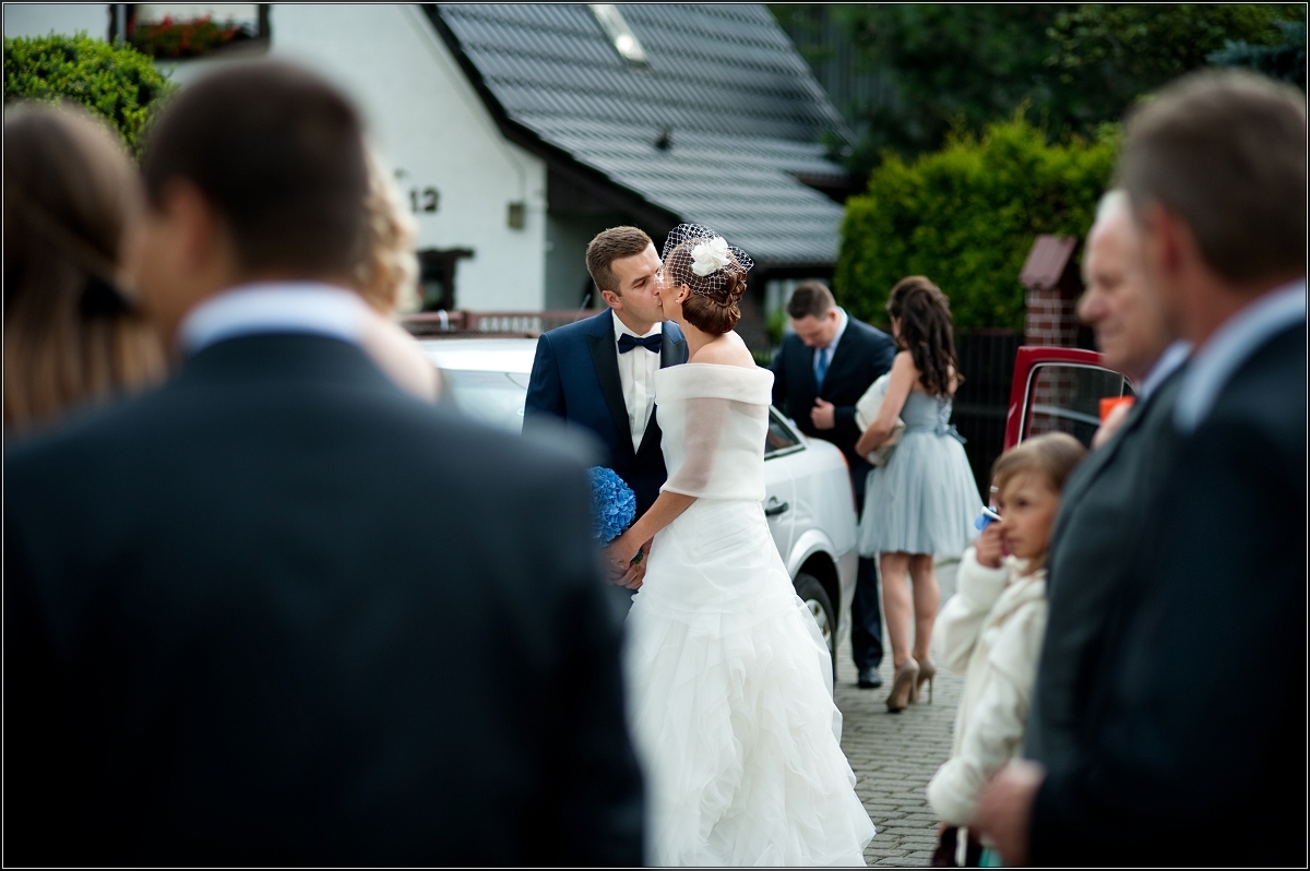 fotograf ślubny katowice - Nowożeńcy udają się na zaślubiny do kościoła