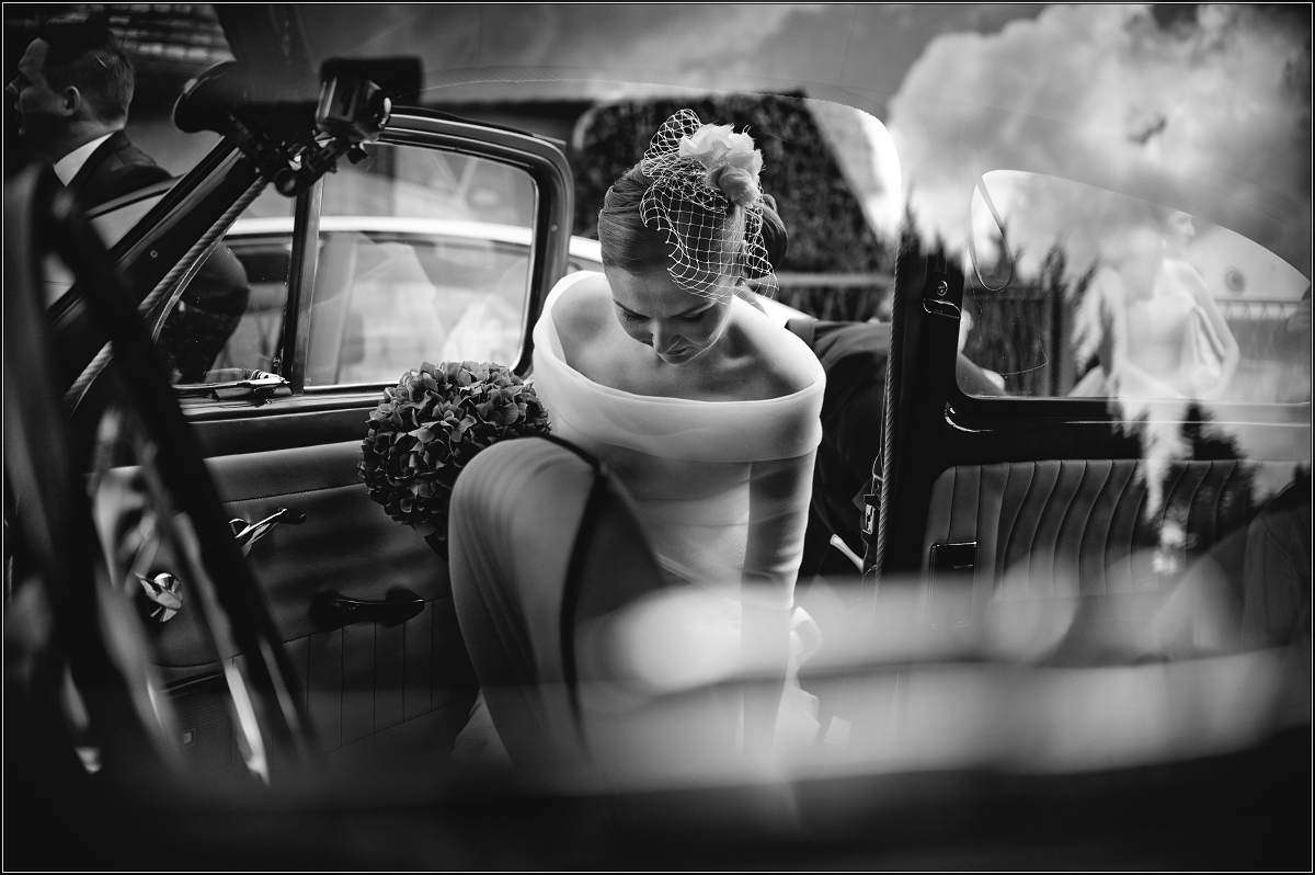 zdjęcia ślubne rybnik - Panna młoda wsiada do samochodu