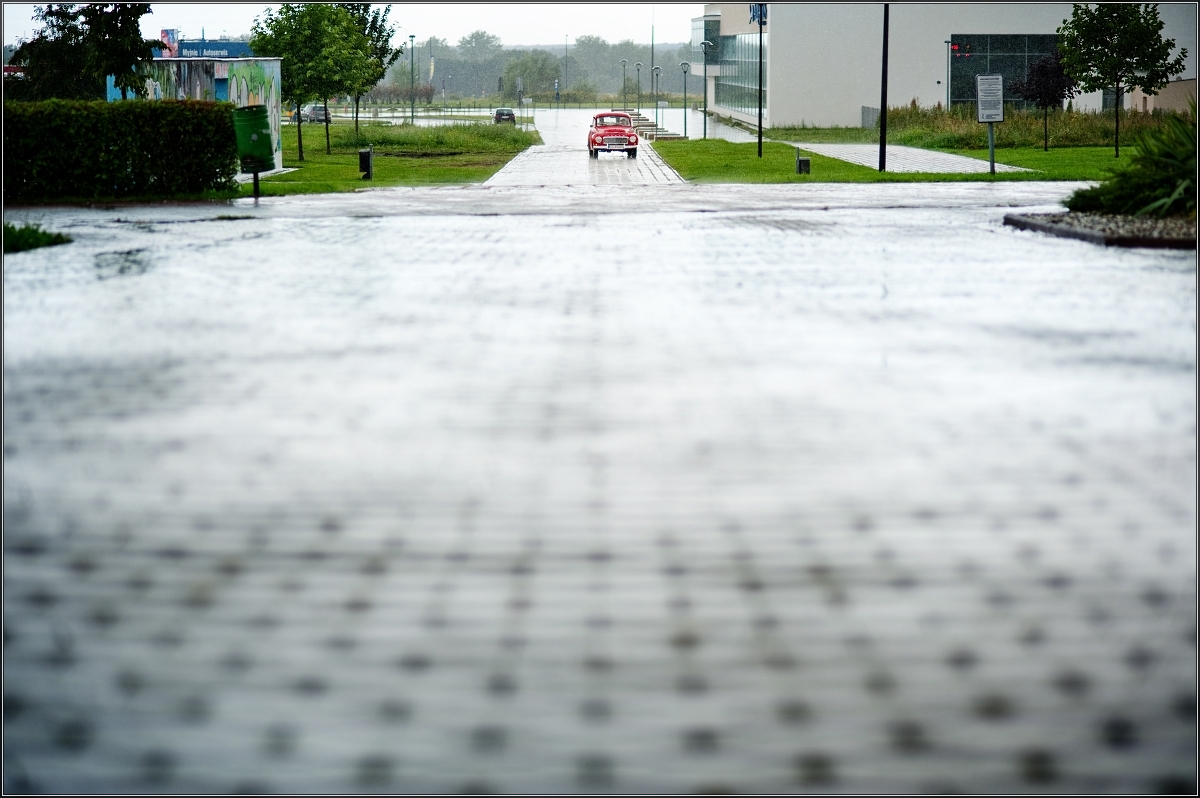 fotografia ślubna sosnowiec - Nowożeńcy udają się na zaślubiny do kościoła