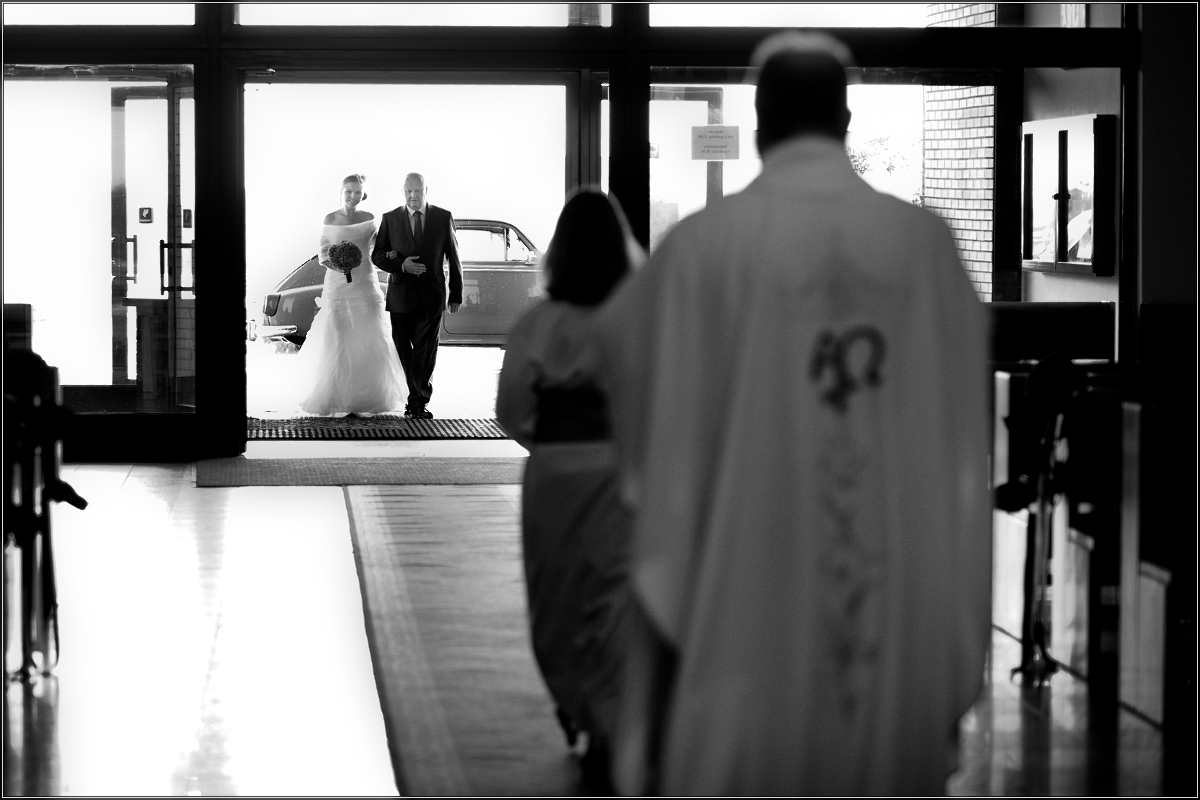 fotografia ślubna zabrze - Ojciec prowadzi córkę do ołtarza