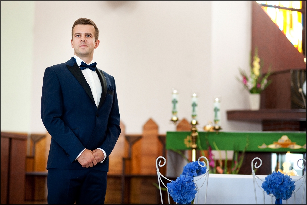 fotograf ślubny katowice - Pan młody czeka na pannę młodą przed ołtarzem