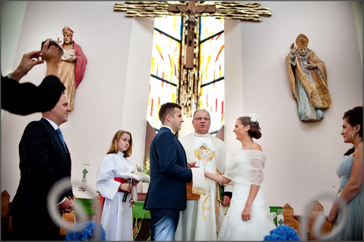 fotografia ślubna zabrze - Nowożeńcy składają sobie przysięgę