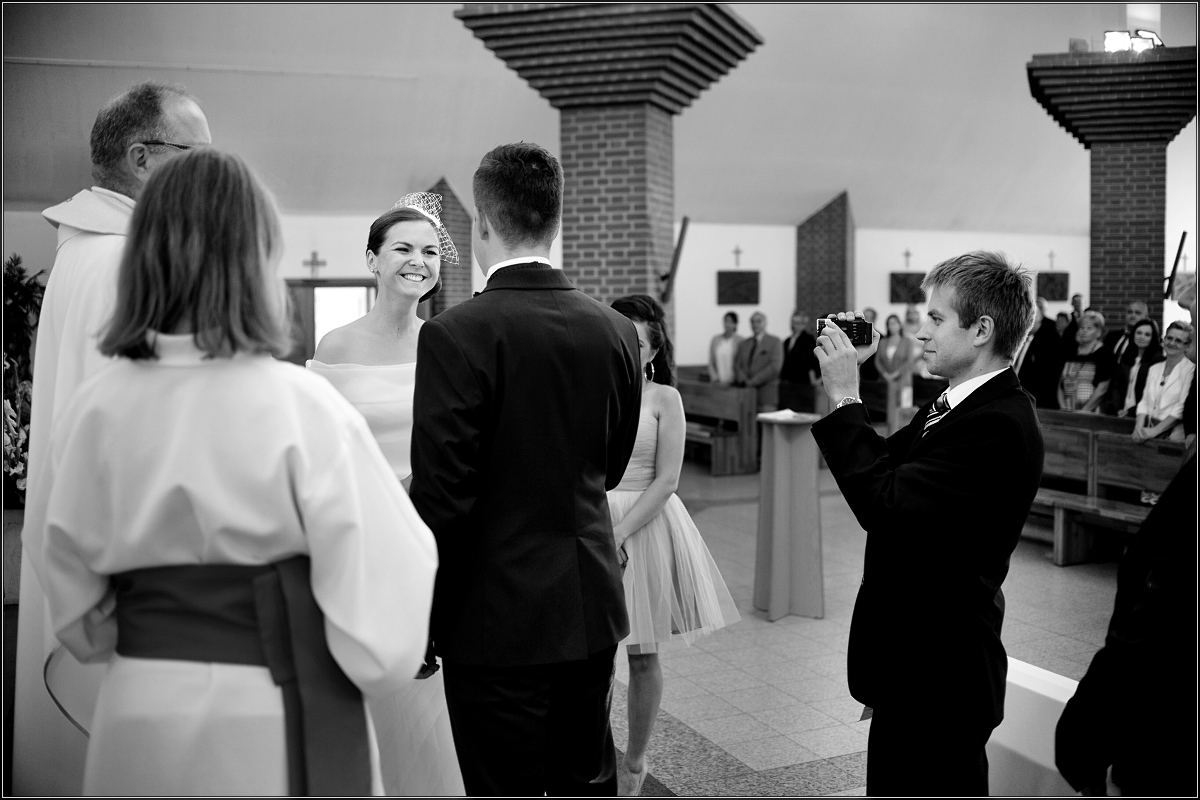 fotografia ślubna zabrze - Nowożeńcy składają sobie przysięgę