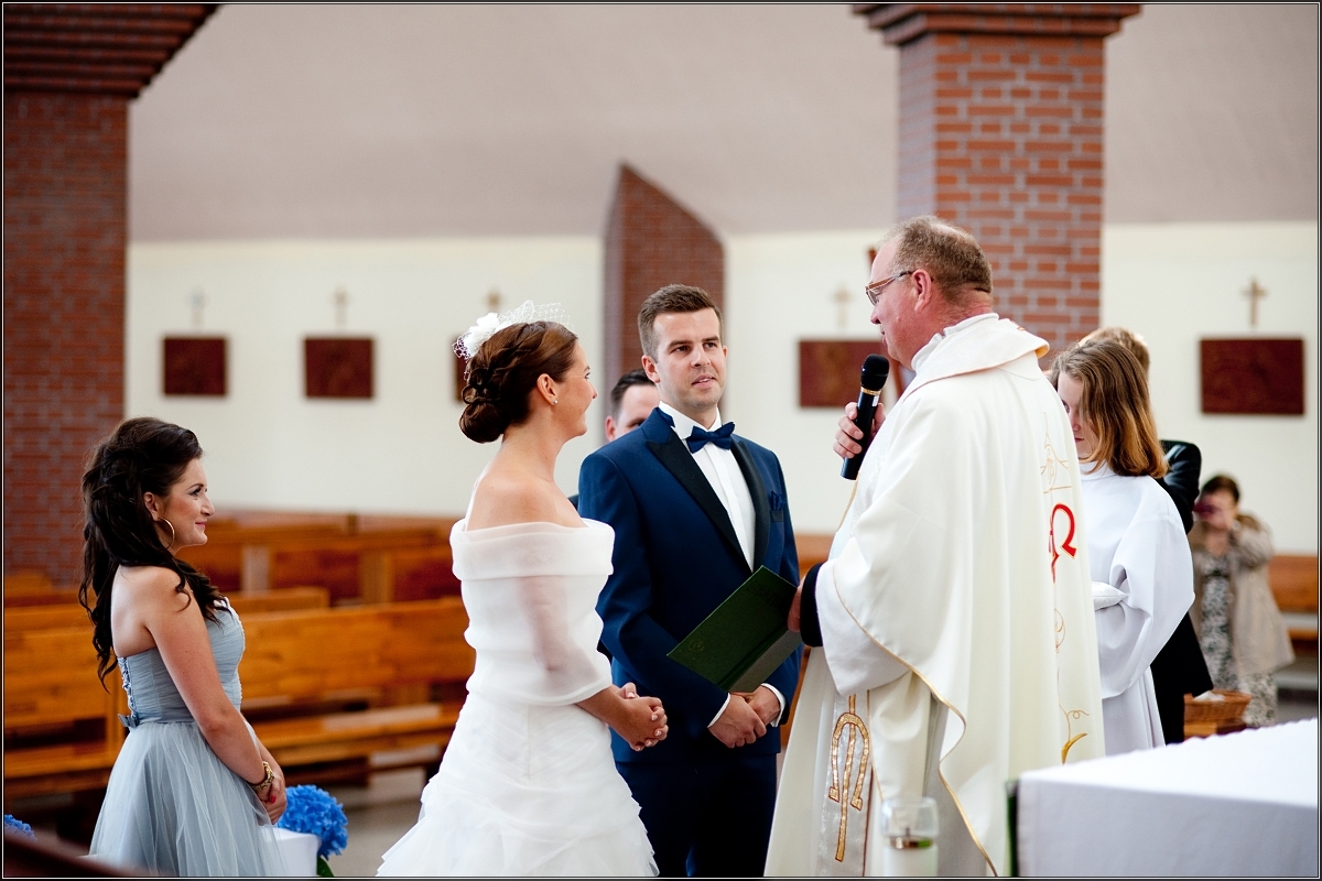 fotograf ślubny katowice - Nowożeńcy składają sobie przysięgę