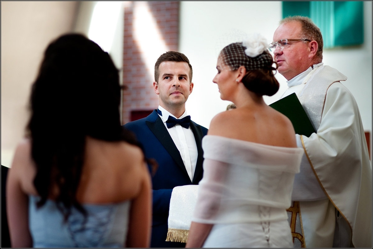 zdjęcia ślubne rybnik - Nowożeńcy składają sobie przysięgę