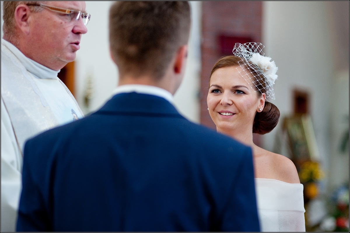 fotograf ślubny katowice - Nowożeńcy składają sobie przysięgę