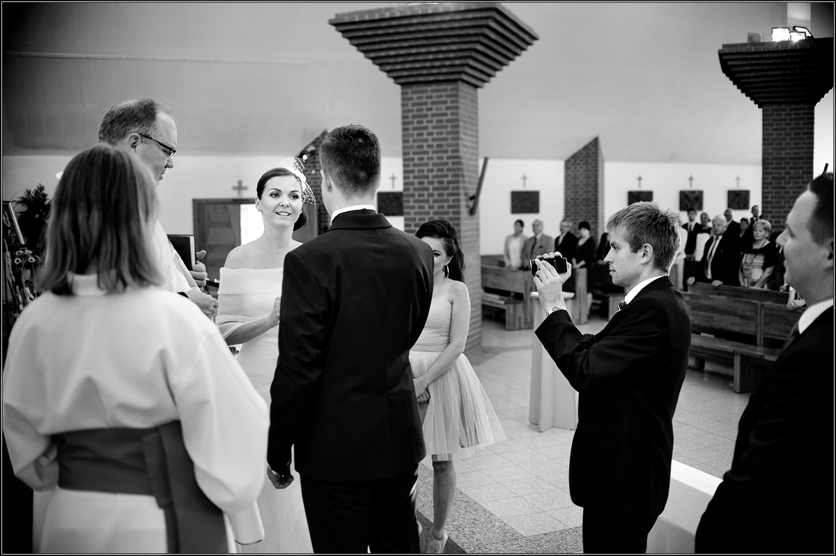 fotografia ślubna gliwice - Nowożeńcy składają sobie przysięgę