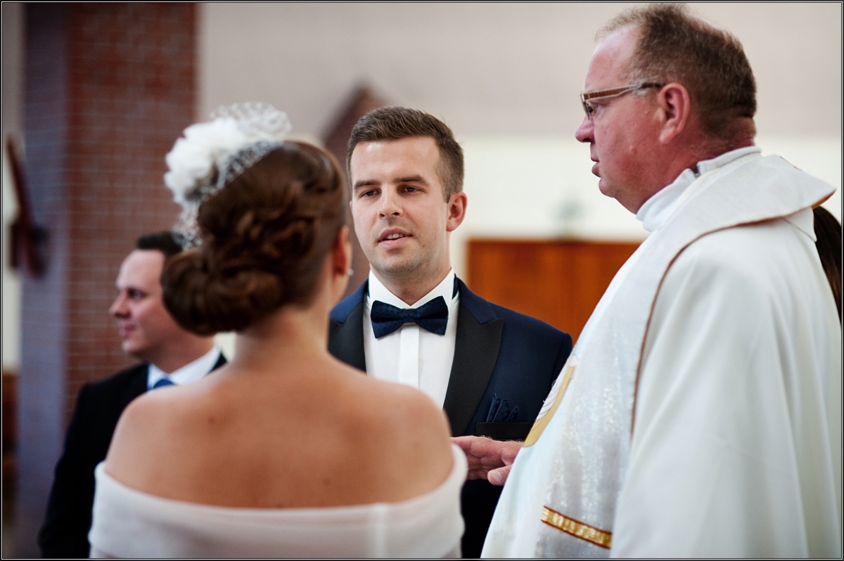 fotografia ślubna sosnowiec - Nowożeńcy składają sobie przysięgę