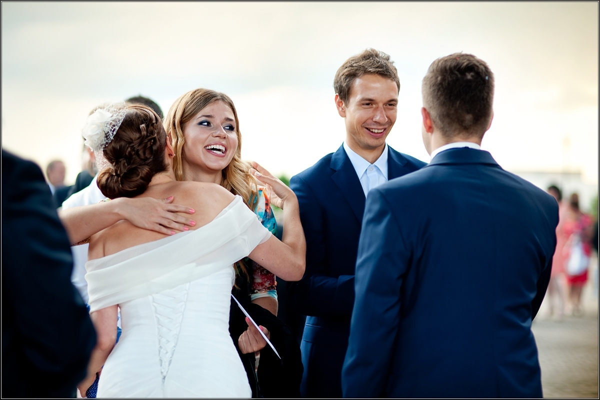 zdjęcia ślubne rybnik - Rodzina i znajomi skladają życzenia młodej parze