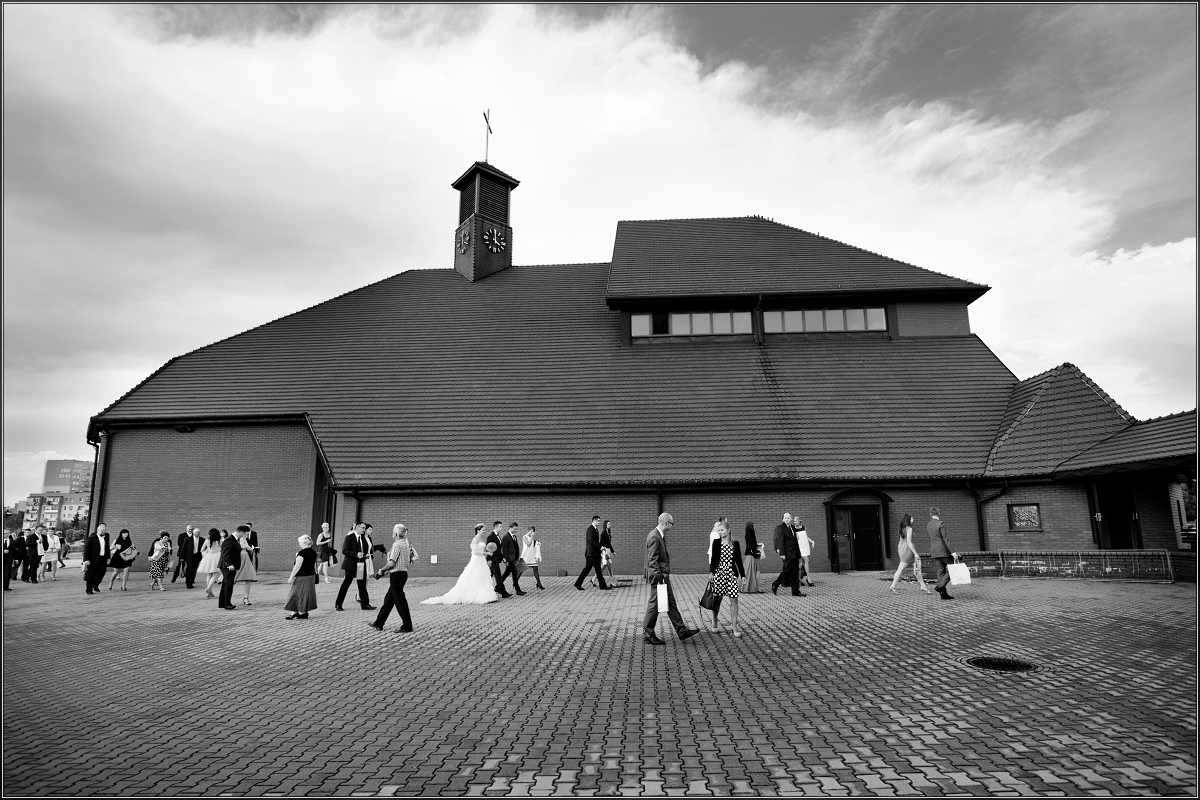 fotografia ślubna gliwice - Wyjście z kościoła