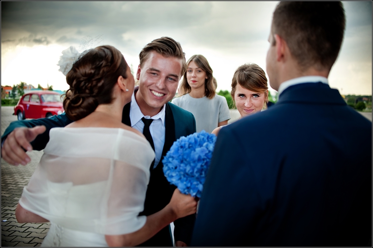 fotograf ślubny katowice - Rodzina i znajomi skladają życzenia młodej parze