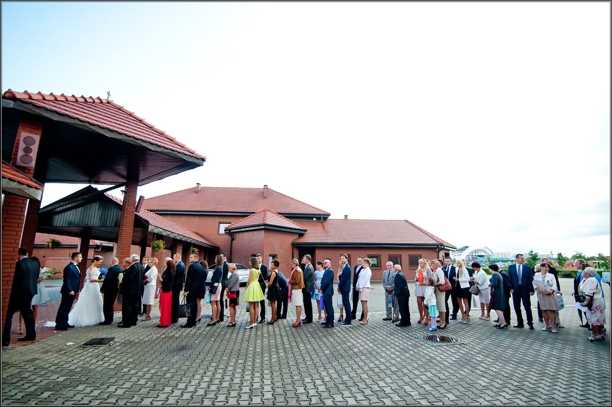 fotografia ślubna sosnowiec - Rodzina i znajomi skladają życzenia młodej parze