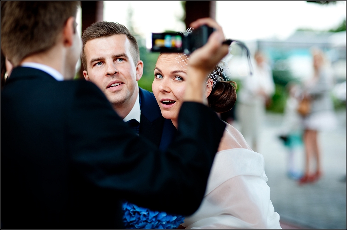 zdjęcia ślubne rybnik - Rodzina i znajomi skladają życzenia młodej parze