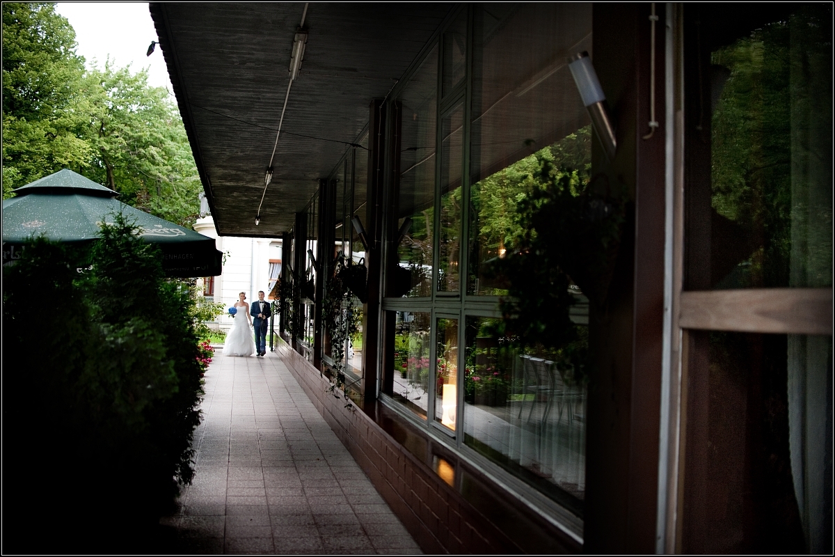 fotografia ślubna śląsk - Młoda para przybywa do lokalu