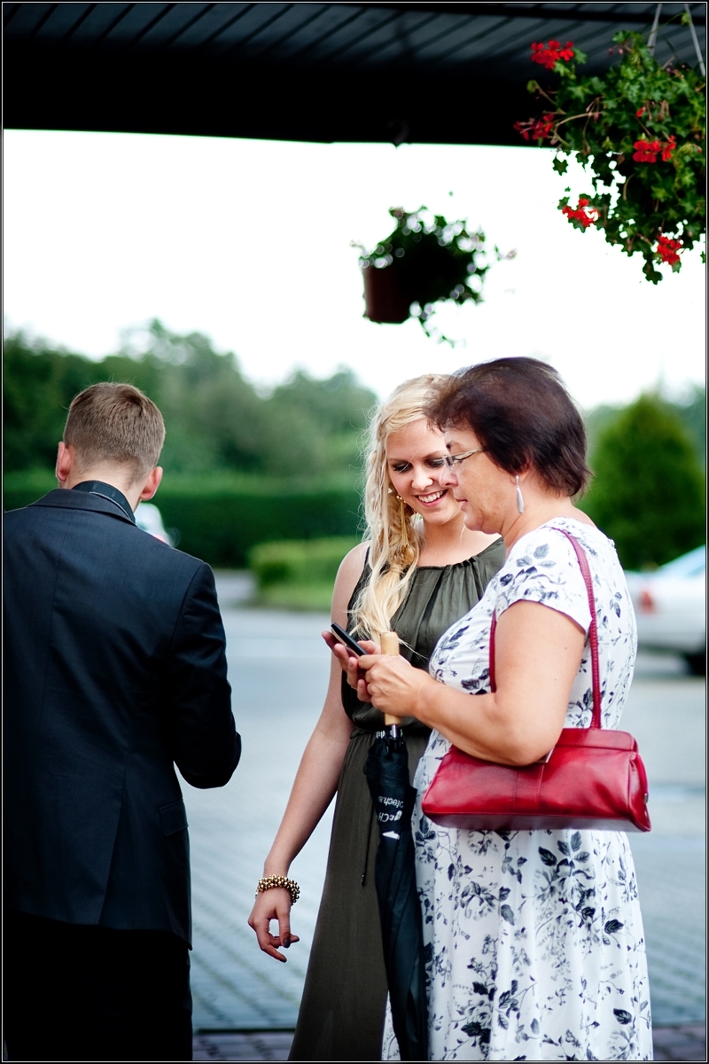 fotografia ślubna zabrze - Rodzina i znajomi skladają życzenia młodej parze