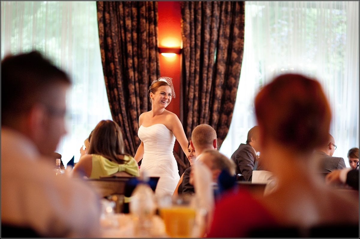 zdjęcia ślubne rybnik - Goście i młoda para wspaniale się bawią