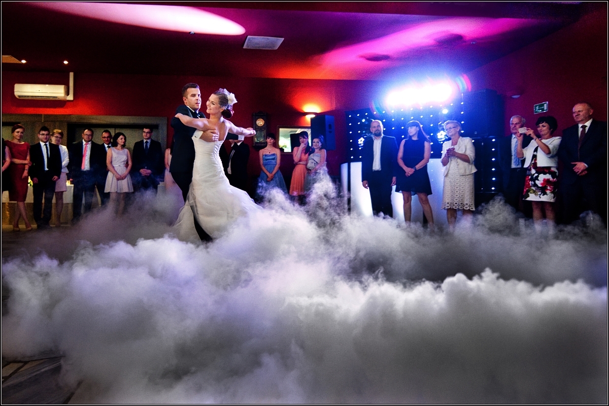 fotografia ślubna gliwice - Młoda para odbywa swoj pierwszy taniec