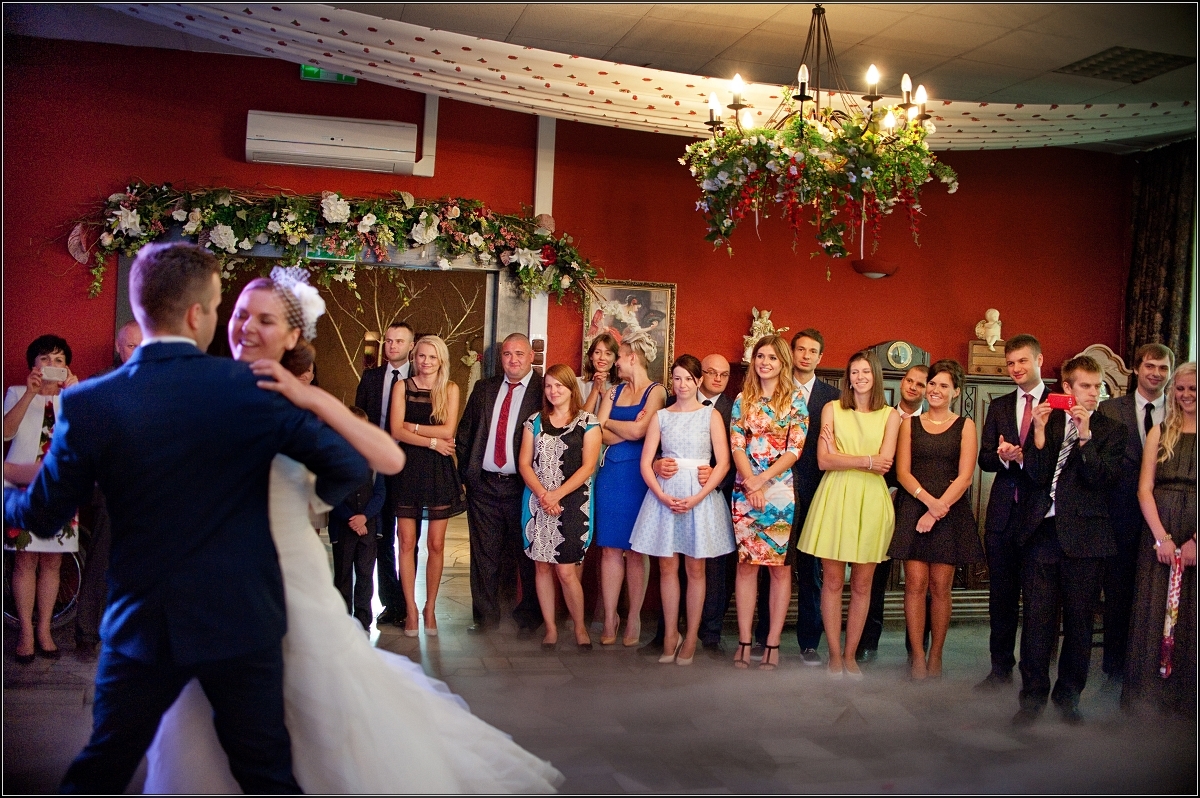 fotografia ślubna zabrze - Młoda para odbywa swoj pierwszy taniec