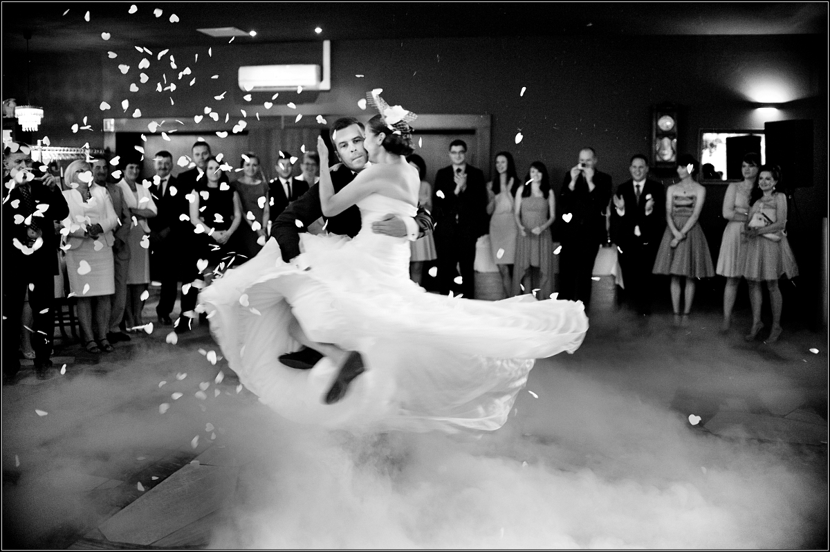 fotografia ślubna sosnowiec - Młoda para odbywa swoj pierwszy taniec