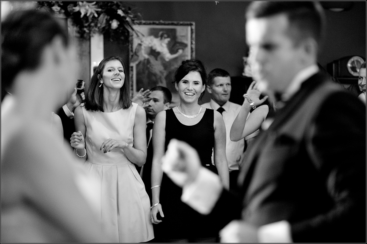 fotograf ślubny katowice - Młoda para odbywa swoj pierwszy taniec