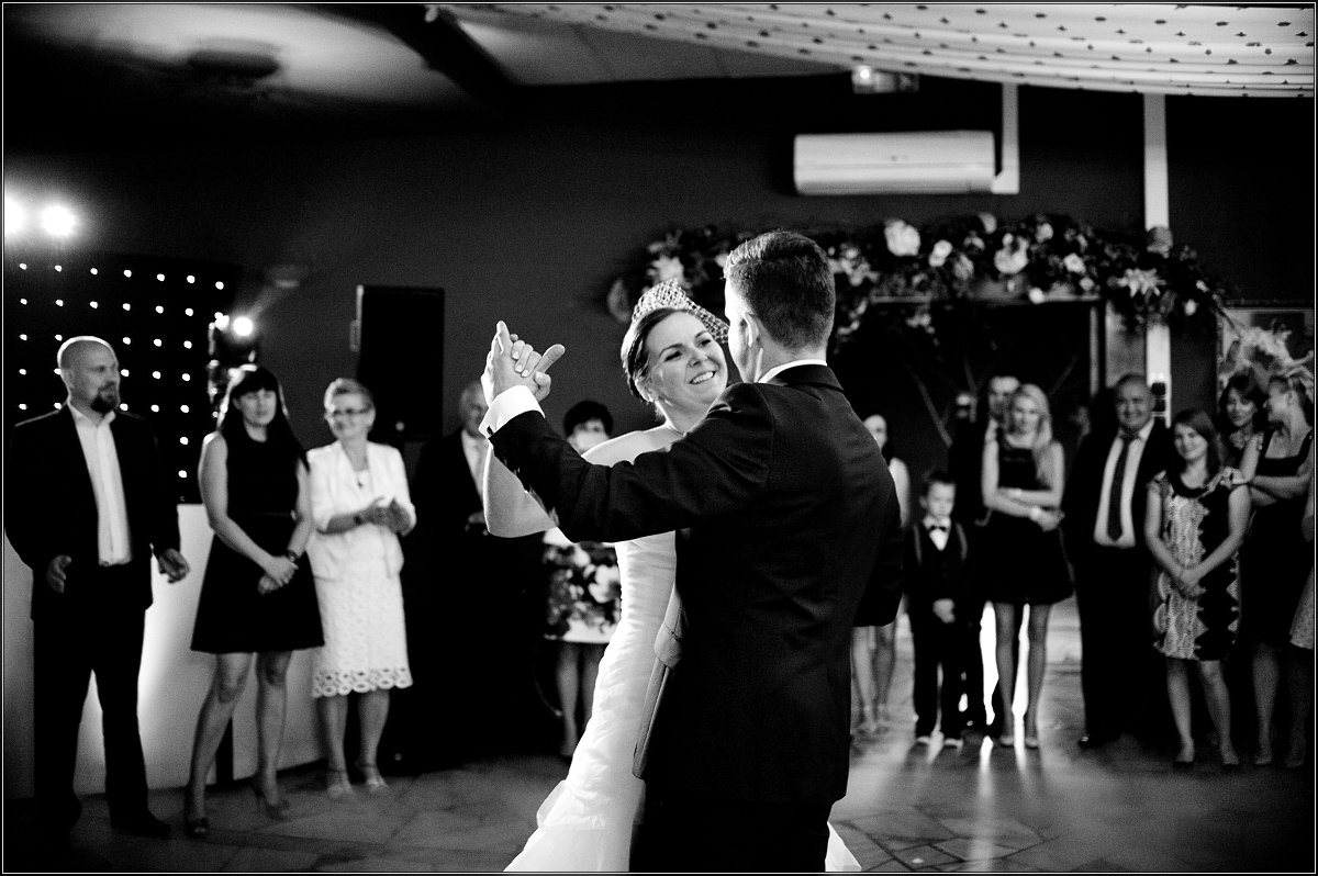 zdjęcia ślubne rybnik - Młoda para odbywa swoj pierwszy taniec
