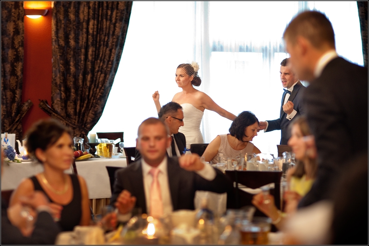 fotografia ślubna zabrze - Goście i młoda para wspaniale się bawią